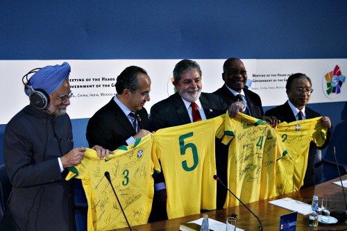 Presidente Lula presenteia os líderes do G-5 (que tem Índia, México, África do Sul e China - com 6 votos no COI, ao todo) com a camisa da Seleção Brasileira, durante reunião em L'Aquila (Foto: Ricardo Stuckert/PR)
